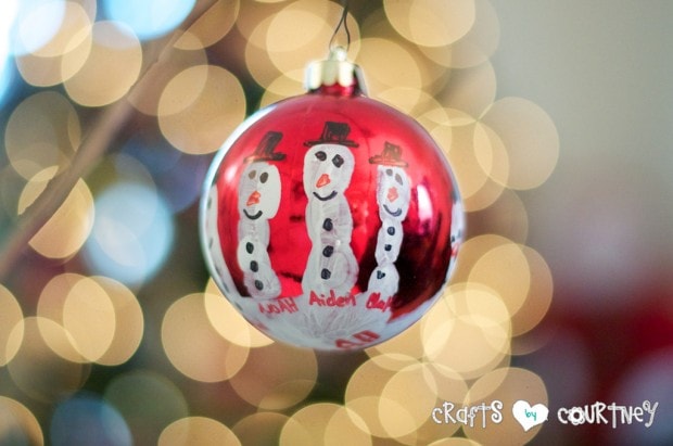 Christmas Craft: Create these cute Handprint Snowmen Ornament with your kids this holiday!
