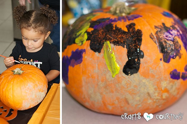 Halloween Pumpkin Decorating Party: Pumpkin Decorating Station: Pumpkin decorating with Toddlers