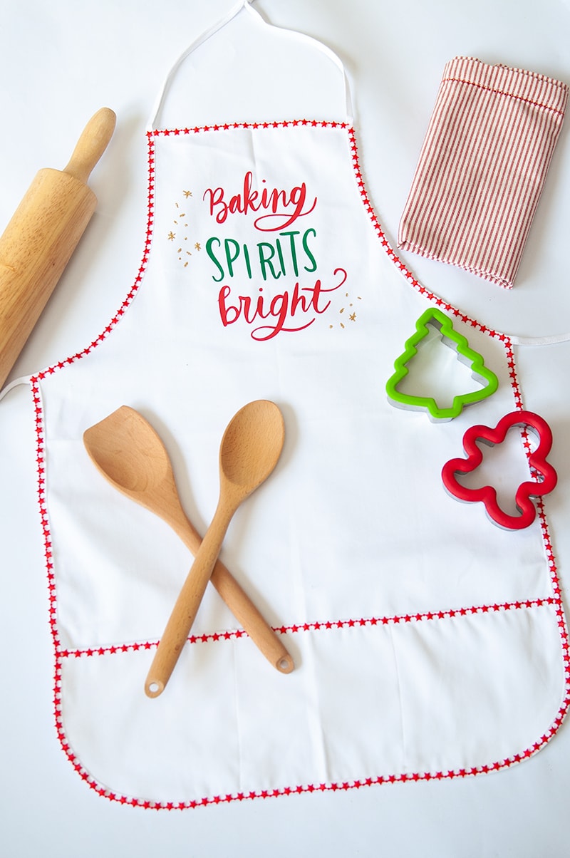How to make a DIY Christmas Apron with your Silhouette Cameo and heat transfer