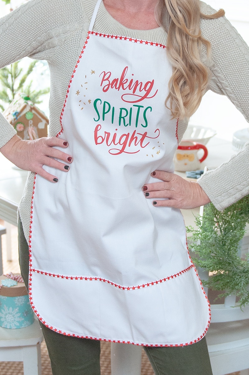 How to make a DIY Christmas Apron with your Silhouette Cameo and heat transfer